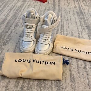 NEVER WORN NEW Louis Vuitton Womens Silver and White Sneakers